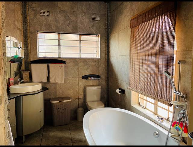 4 BEDROOM FREEHOLD FOR SALE IN DERSLEY